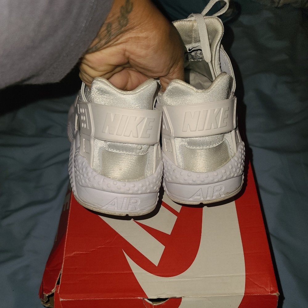 Tennis shoes